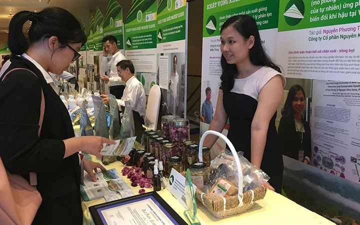 Chị Nguyễn Phương Thảo (bên phải) giới thiệu sản phẩm “Mô hình nông nghiệp hữu cơ tuần hoàn ứng phó với biến đổi khí hậu”.
