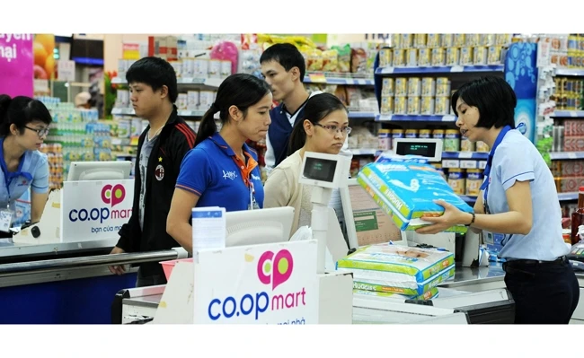 Saigon Co.op đã mua lại 18 cửa hàng bán lẻ Auchan (Pháp). Trong ảnh: Người dân mua hàng tại siêu thị Co.opmart (Hà Nội). Ảnh: ANH AN