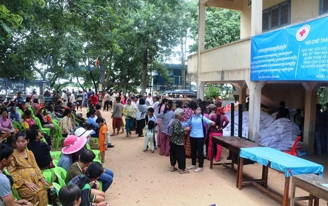 500 bà con gốc Việt và Khmer có hoàn cảnh khó khăn được khám chữa bệnh và tặng quà.