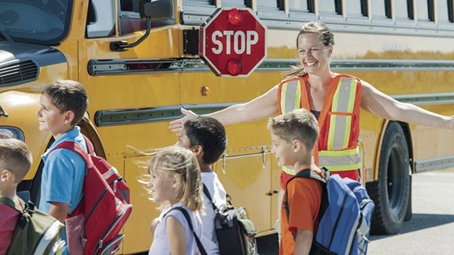 Bảo vệ và giám sát trẻ em khi lên xe bus trường học tại Mỹ. Ảnh: FRANKLIN FAVORITE.IMAGE