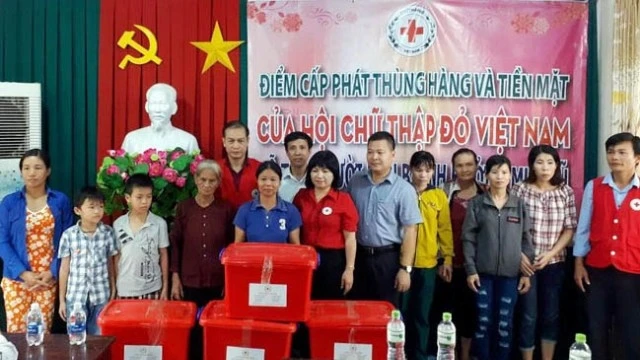 Hội Chữ thập đỏ Việt Nam hỗ trợ người dân bị thiệt hại do mưa lũ tại xã Mỹ Đức, huyện Đạ Tẻh, tỉnh Lâm Đồng (Ảnh: A.N)