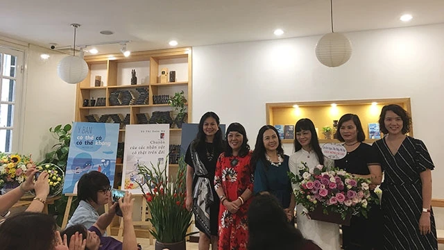 Lãnh đạo Khoa Viết văn - Báo chí Trường ĐH Văn hóa Hà Nội chúc mừng ba nữ nhà văn trong lễ ra mắt sách.
