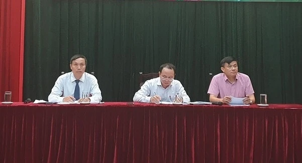 Ông Nguyễn Nam Liên (ngồi giữa) cung cấp thông tin cho báo chí. 