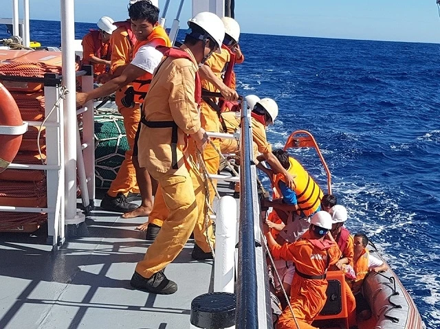 Các thuyền viên được tàu SAR 412 ứng cứu kịp thời.