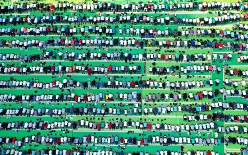 Người Hồi giáo tại Albania, quốc gia nằm ở khu vực Nam Âu, cầu nguyện tại quảng trường Skenderbej. (Ảnh: Getty)