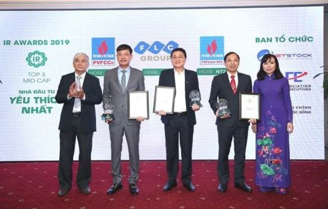 Ông Lê Cự Tân (thứ hai từ trái sang) đại diện PVFCCo nhận danh hiệu Top 3 DNNY nhóm Midcap có hoạt động IR được NĐT yêu thích nhất.