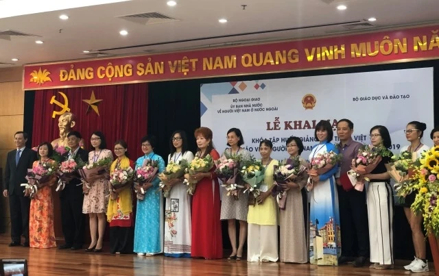 Các giáo viên, tình nguyện viên dạy tiếng Việt ở nước ngoài dự khóa tập huấn.