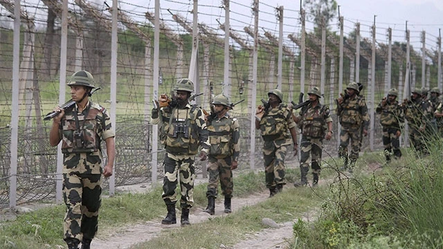 Lực lượng an ninh Ấn Độ tuần tra tại ranh giới phân chia Kashmir với Pakistan. Ảnh: PTI
