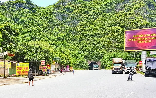 Nhân viên một số nhà hàng ở thị xã Bỉm Sơn (Thanh Hóa) tràn ra đường quốc lộ vẫy khách.