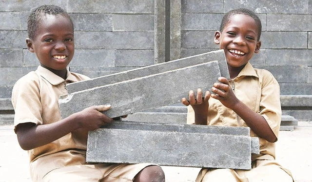 Niềm vui của trẻ em Cốt Đi-voa bên phòng học vừa được xây dựng mới. Ảnh: UNICEF