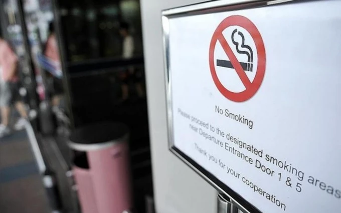 Hút thuốc lá hay xả rác ở nơi công cộng là những điều cấm kỵ ở các quốc gia.