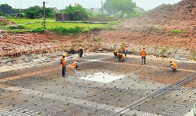 Công nhân thi công trên công trường xây dựng đường dây 500/220kV Nho Quan - Phủ Lý - Thường Tín. Ảnh: HUYỀN THƯƠNG