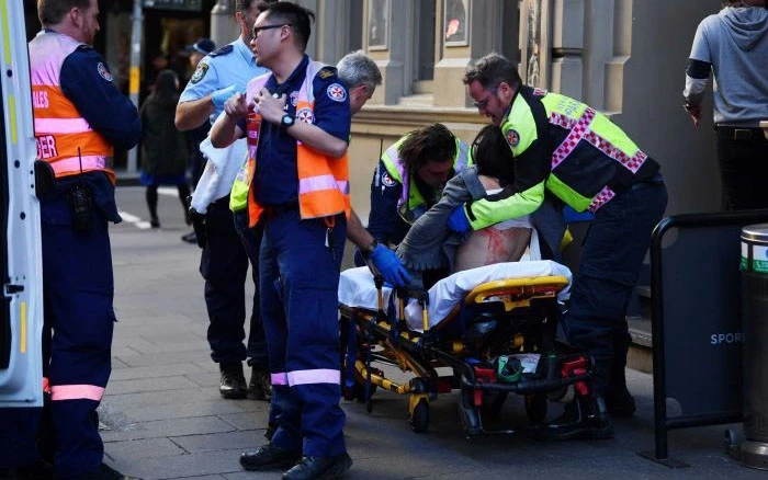 Nhân viên y tế đang sơ cứu cho người phụ nữ bị thương trong vụ tấn công bằng dao (Ảnh: abcnews)
