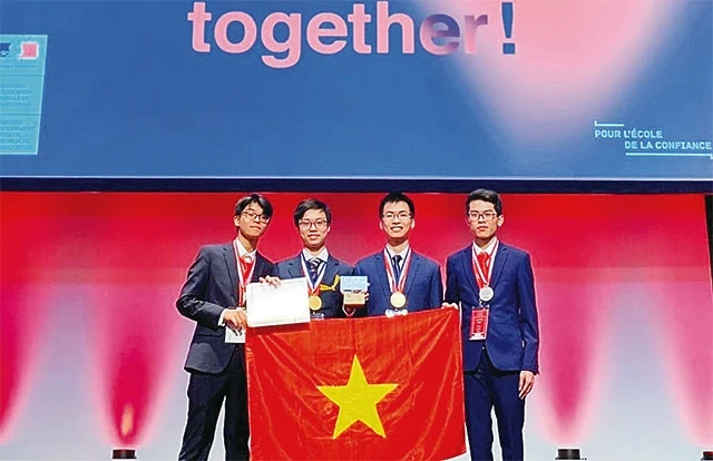 Em Trần Bá Tân (thứ hai từ trái sang) và các thành viên trong đội tuyển Việt Nam tại Lễ trao giải kỳ thi Ô-lim-pích Hóa học quốc tế lần thứ 51 (IChO) tổ chức tại Pháp.