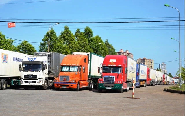 Hàng trăm xe container chở thanh long xuất khẩu sang Vân Nam (Trung Quốc) bị ùn tắc tại Cửa khẩu đường bộ Kim Thành (Lào Cai), chiều 13-8. 