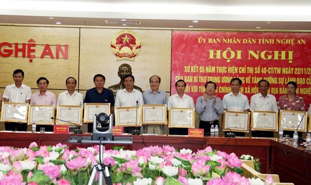 Lãnh đạo tỉnh Nghệ An trao bằng khen cho các tập thể và cá nhân đạt thành tích xuất sắc.