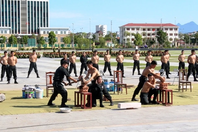 Lực lượng Cảnh sát cơ động biểu diễn võ thuật tại Lễ khai mạc.