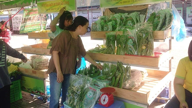 “Phiên chợ sạch” giúp người dân yên tâm lựa chọn nông sản.