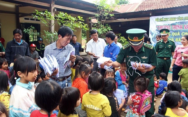 Ðại diện Bộ Chỉ huy Bộ đội Biên phòng Gia Lai tặng quà học sinh Trường tiểu học Hà Huy Tập, xã Ia Chía, huyện Ia Grai (Gia Lai).