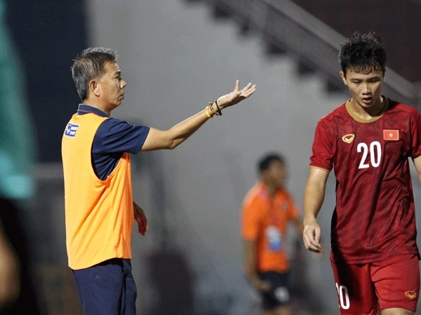 HLV Hoàng Anh Tuấn cùng các học trò sẽ có nhiệm vụ phải thắng ở trận đấu cuối cùng gặp U18 Campuchia.