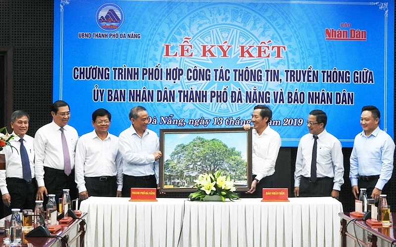 Đồng chí Thuận Hữu, Tổng Biên tập Báo Nhân Dân tặng lãnh đạo TP Đà Nẵng bức tranh cây đa Hàng Trống.