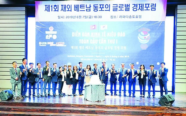 Các thành viên Hiệp hội Doanh nghiệp Việt Nam tại Hàn Quốc (VIBAK) đồng tổ chức Diễn đàn.