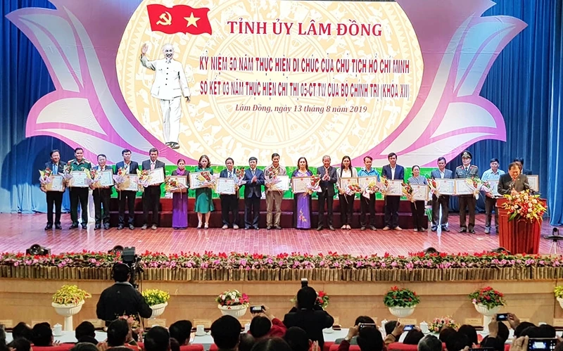 Lãnh đạo Tỉnh ủy, UBND tỉnh Lâm Đồng biểu dương, khen thưởng các điển hình tiên tiến trong học tập và làm theo tư tưởng, đạo đức, phong cách Hồ Chí Minh.