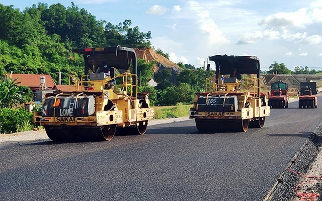 Các nhà thầu triển khai thi công thảm bê-tông nhựa trên tuyến cao tốc Bắc Giang - Lạng Sơn, phấn đấu hoàn thành thông xe trong tháng 9-2019.