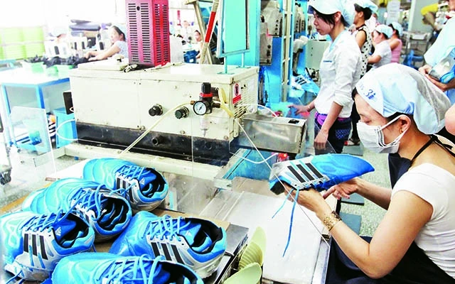 Sản xuất giày tại Công ty Pou Yuen Việt Nam.