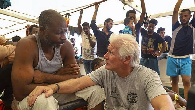 Richard Gere (phải) thăm hỏi người tị nạn trên tàu của Proactive Open Arms. Ảnh: USA TODAY