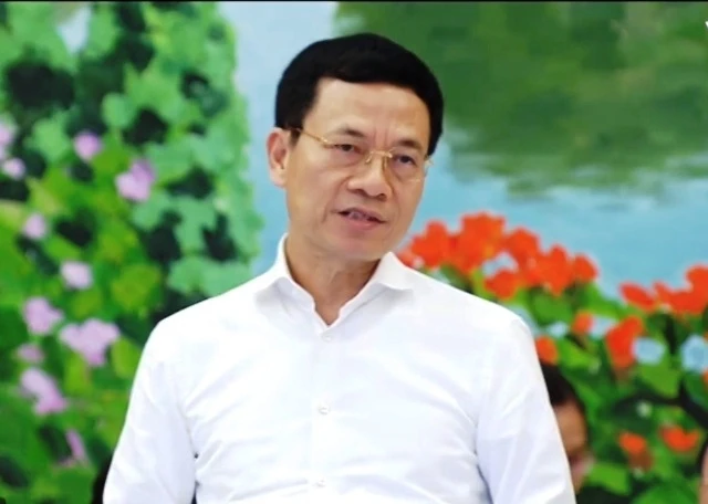 Bộ trưởng Thông tin và Truyền thông Nguyễn Mạnh Hùng trả lời chất vấn sáng 15-8.