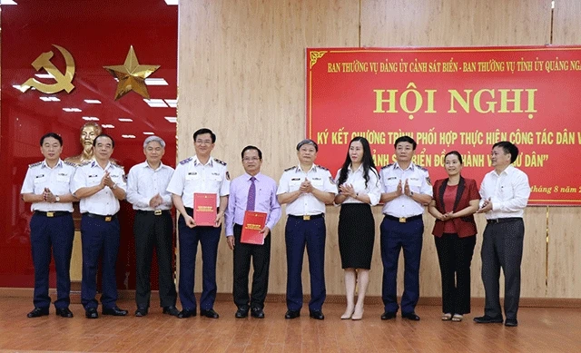 Lãnh đạo Tỉnh ủy Quảng Ngãi và Cảnh sát biển Việt Nam ký kết chương trình phối hợp.