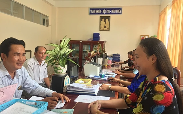 Người dân đến làm thủ tục tại bộ phận một cửa của xã Vĩnh Phú, huyện Thoại Sơn.