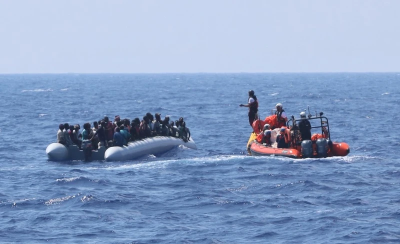 Những người di cư được giải cứu vẫn lênh đênh trên biển dù được giải cứu (Ảnh: AP)