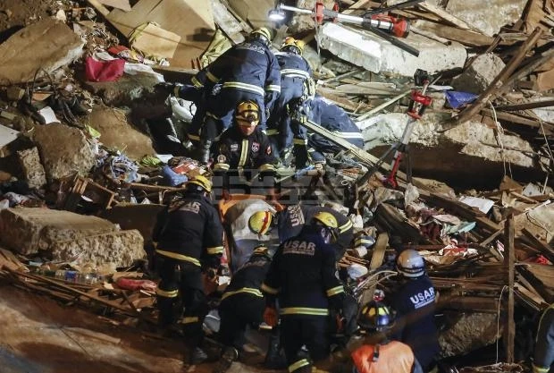 Lực lượng cứu hộ đang tìm kiếm những người mất tích dưới đống đổ nát (Ảnh: BTA/AP)