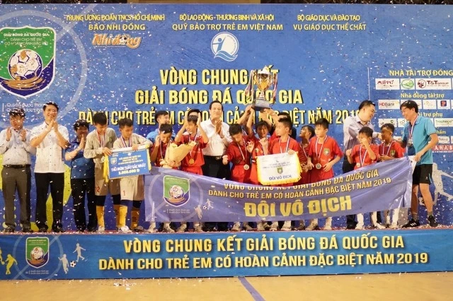 Các cầu thủ nhí Hà Tĩnh hân hoan với chức vô địch.