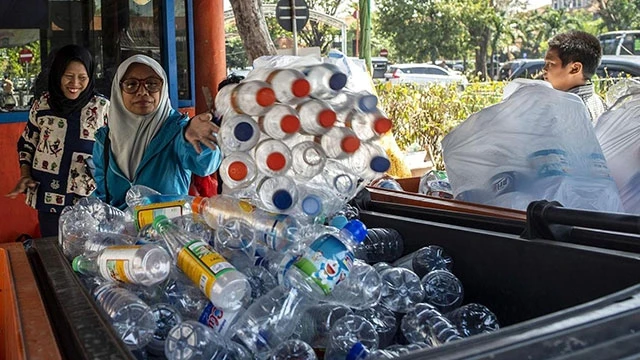 Một điểm thu gom rác thải nhựa ở Surabaya. Ảnh: AFP