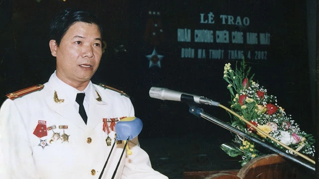 Đồng chí Văn Ngọc Thi phát biểu ý kiến khi nhận Huân chương Chiến công hạng nhất.