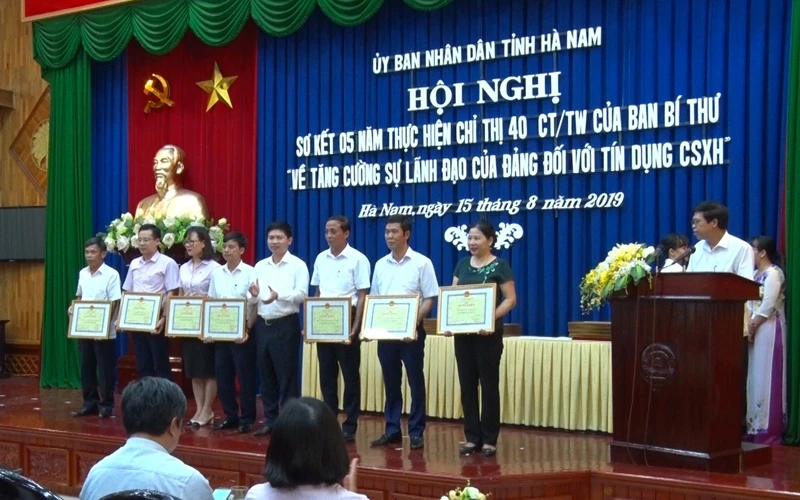 Đại diện lãnh đạo tỉnh Hà Nam tặng Bằng khen cho các tập thể và cá nhân có thành tích xuất sắc trong thực hiện Chỉ thị 40-CT/TW của Ban Bí thư.