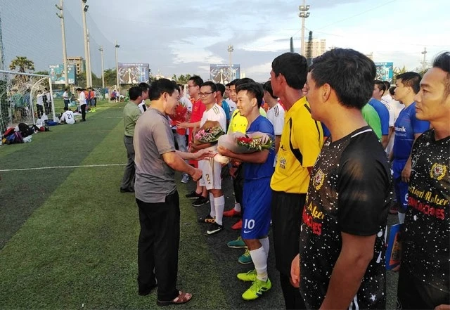 Ban tổ chức tặng hoa cho các đội tham gia thi đấu.