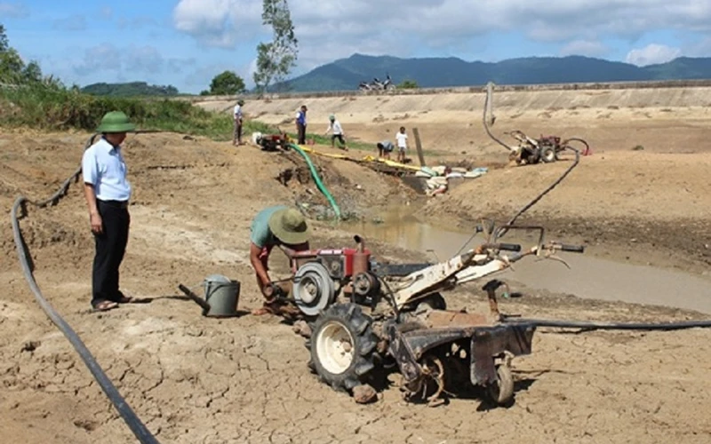 Nông dân xã Krông Jing, huyện M’đrắc bòn hút những giọt nước ít ỏi còn lại để cứu cây trồng. Ảnh: Tiến Ninh.