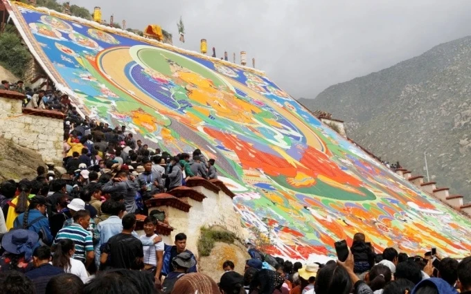 Thangka thêu có kích cỡ khổng lồ xuất hiện trong Lễ hội Shoton, bên ngoài Tu viện Drepung Tibet.