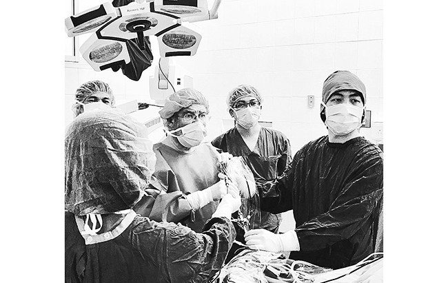 Các bác sĩ Bệnh viện Hữu nghị Việt Đức sử dụng kính vi phẫu để phẫu thuật cho bệnh nhân động kinh.