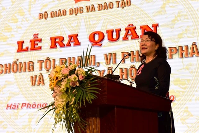 Thứ trưởng GD-ĐT Nguyễn Thị Nghĩa phát biểu tại lễ ra quân.
