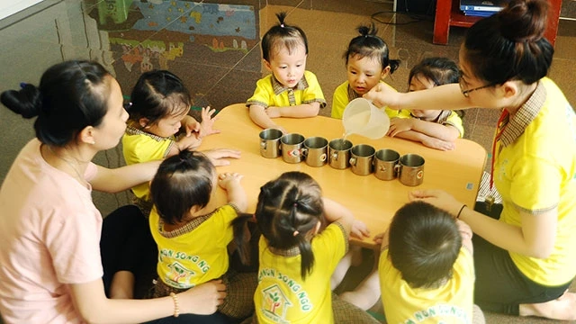 Trọng tâm năm học mới là tập trung giải quyết tình trạng thiếu giáo viên mầm non. Ảnh: HẢI NAM
