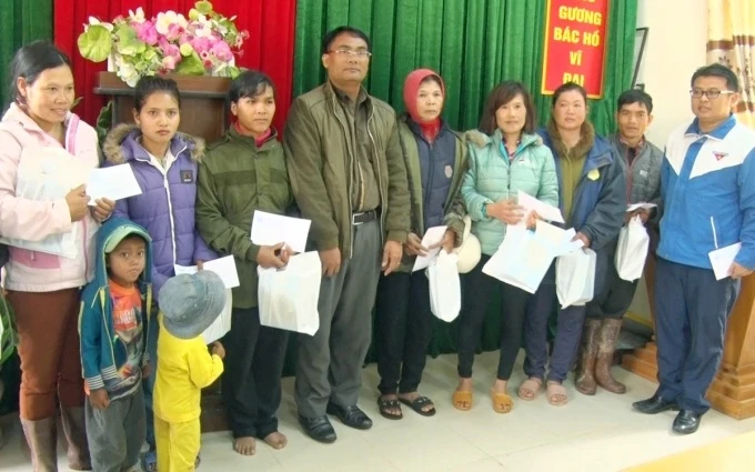 Các phụ huynh nhận học bổng cho con/em, do Đoàn thanh niên và Hội Doanh nhân trẻ Lâm Đồng tặng.