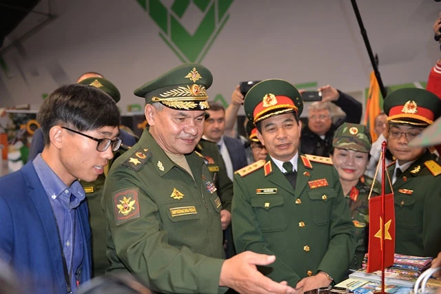 Bộ trưởng Quốc phòng Nga Sergei Shoigu và Thượng tướng Phan Văn Giang thăm gian Việt Nam tại Nhà Hữu nghị.