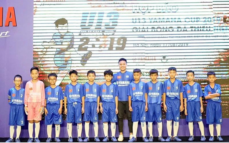 Tuyển thủ quốc gia Quang Hải giao lưu cùng các cầu thủ chuẩn bị thi đấu Giải U13 Yamama 2019