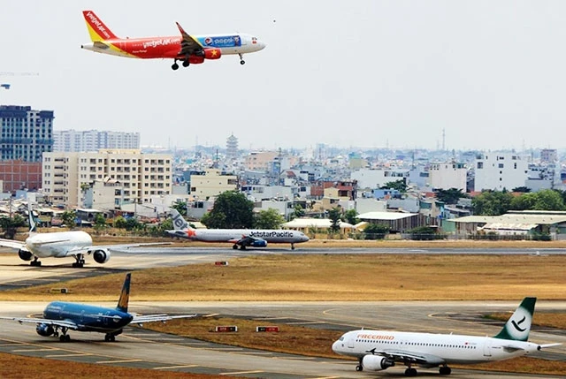 Đường cất cánh - hạ cánh tại sân bay Tân Sơn Nhất hư hỏng, xuống cấp, gây mất an toàn bay.
