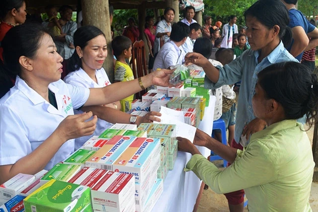 Các y sĩ, bác sĩ quân y Bộ đội Biên phòng tỉnh Quảng Bình phát thuốc miễn phí cho người dân.